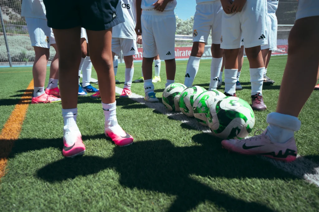 niños aprendiendo habilidad coordinativa basica en futbol